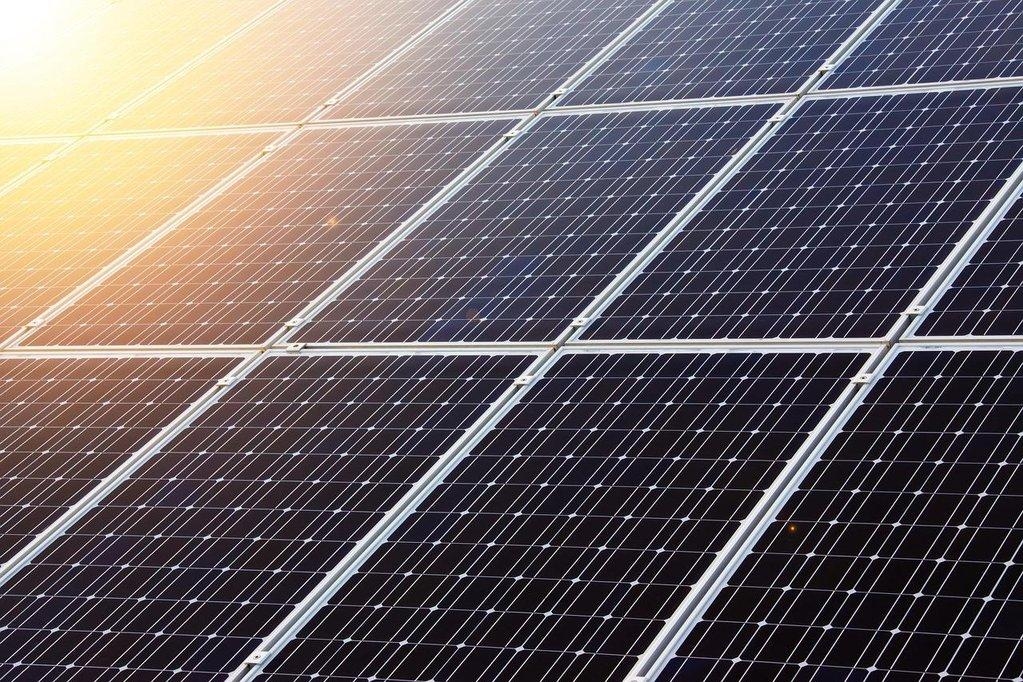 Nahaufnahme von Solarpanels auf Photovoltaik-Anlage