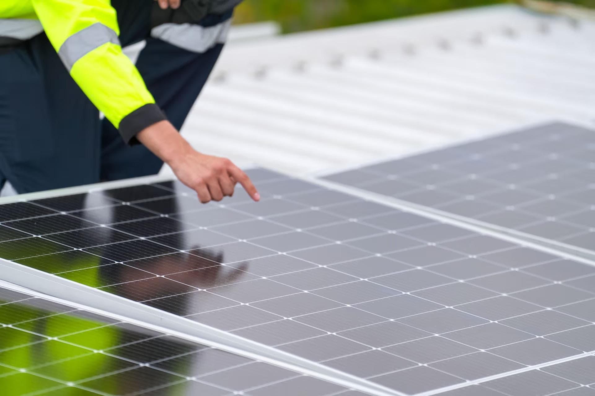 Fachkräfte befestigen Solarmodule zur Solarstromerzeugung