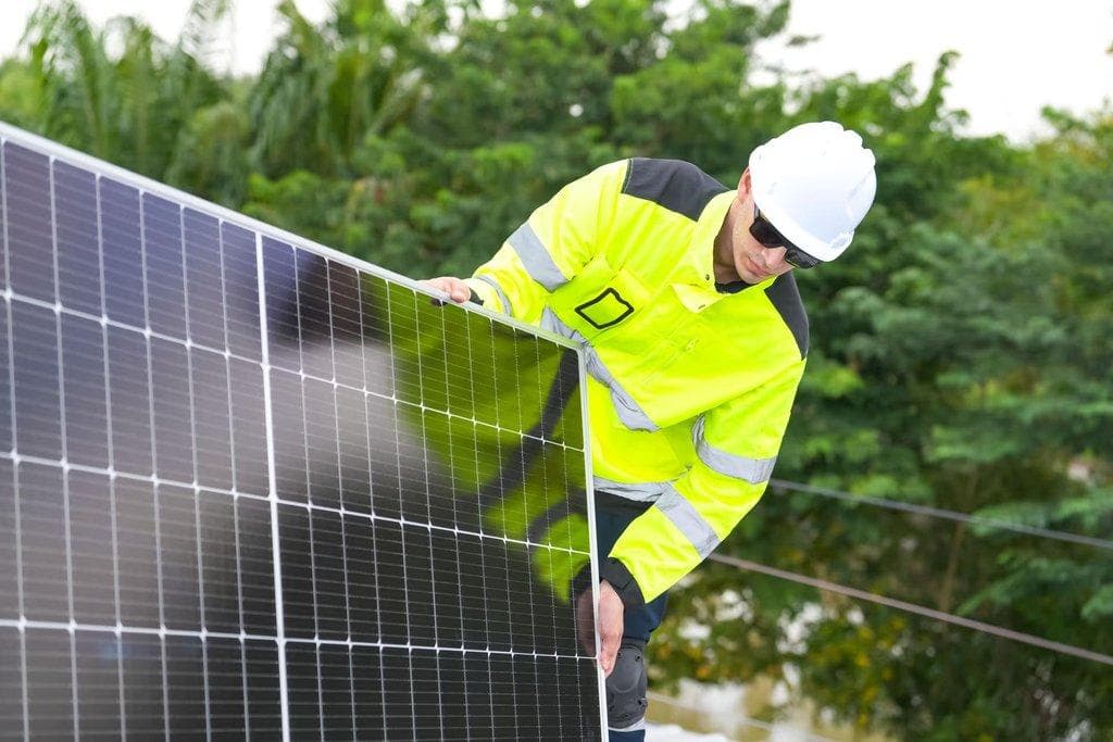 Arbeiter bereitet Solarmodul für Montage vor