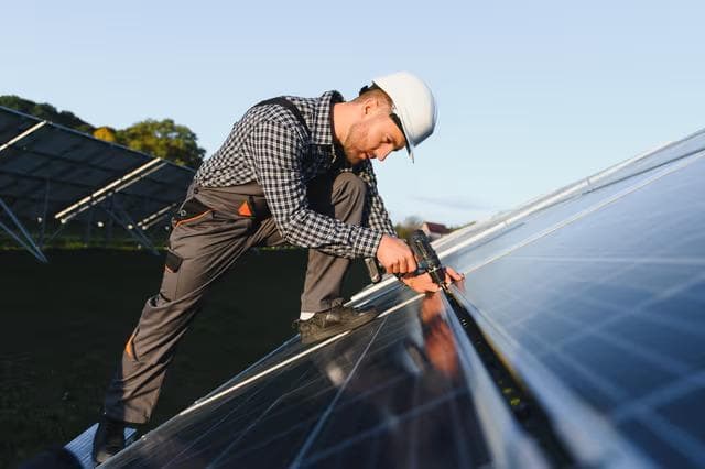 ÖKOVOLT Deutschland Team installiert Solarmodule auf Dach