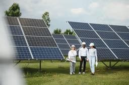 Team von drei Ingenieuren inspiziert Solarpanels auf Solarfarm