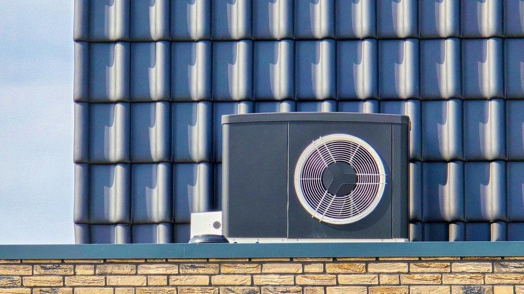 Luft-Wärmepumpe installiert im Außenbereich eines Hauses