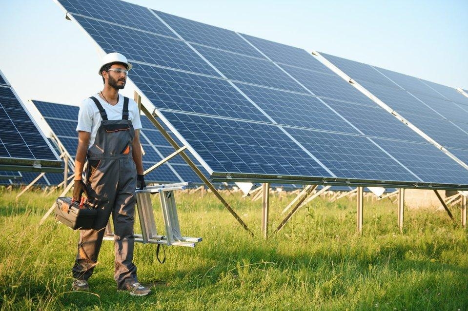 Handwerker arbeitet an der Installation von Solarpanels