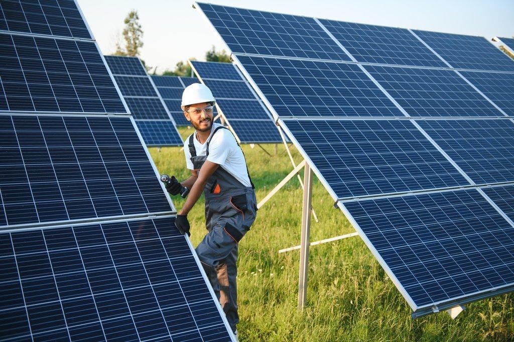 Fachkraft montiert Solarmodule für Solarenergie