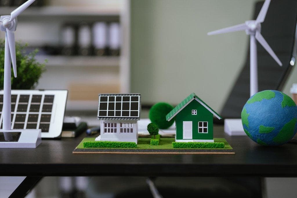 Darstellung erneuerbarer Energien im Miniaturformat, inklusive Photovoltaik und Windkraft