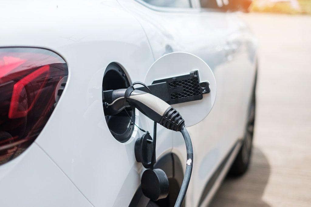 Elektroauto lädt Batterie an EV-Ladestation