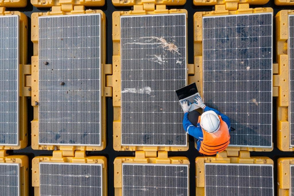 Datenanalyse von schwimmenden Solarpanels durch Ingenieur