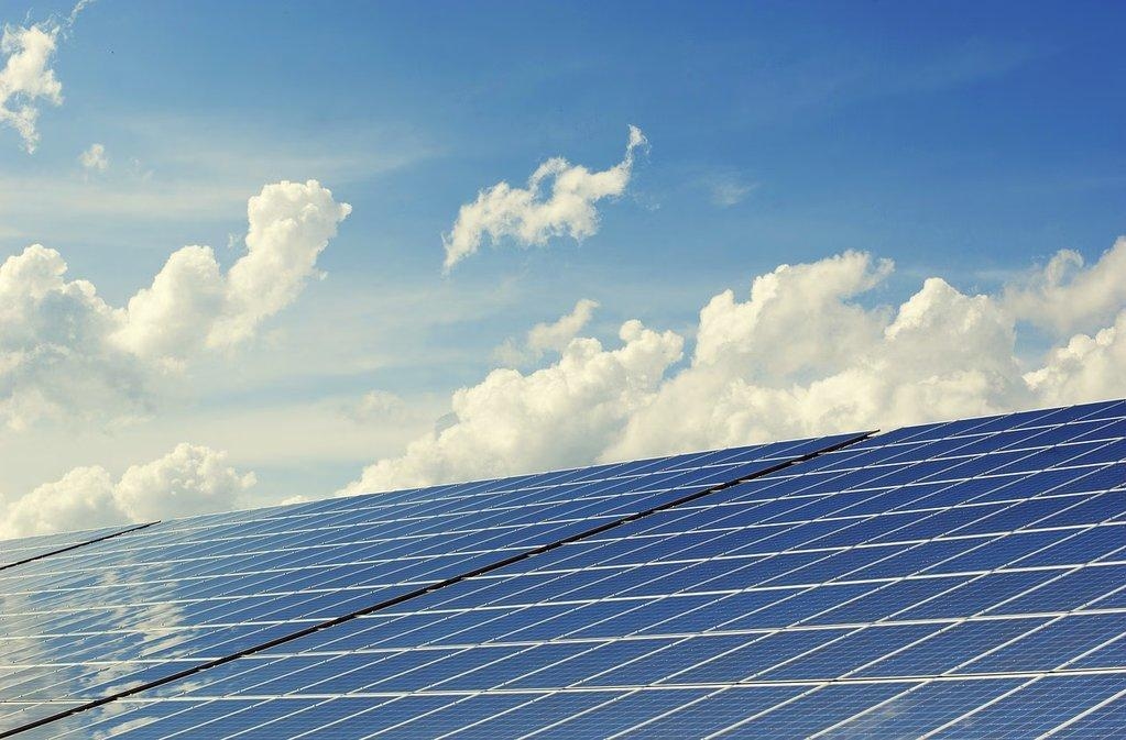 Photovoltaik Solarpanels auf Dach unter blauem Himmel
