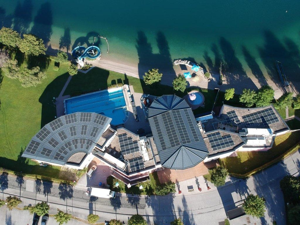 Resort von oben mit installierten Photovoltaik