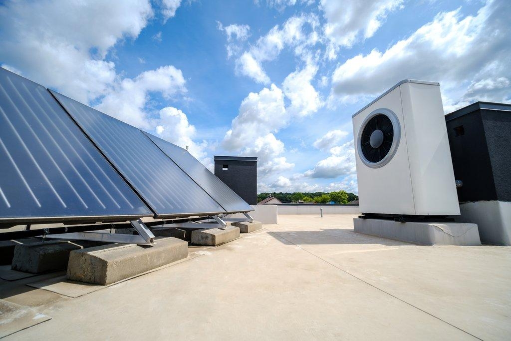 Wärmepumpe und Solarkollektor auf Hausdach installiert