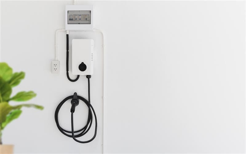 Unternehmen-Garage: Elektroauto tankt Strom an Wallbox