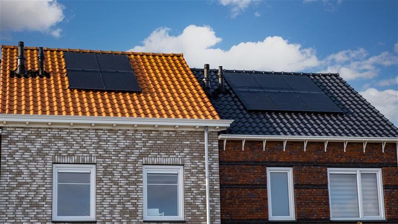 Neue Wohnhäuser mit Solarenergie-Anlage auf den Dächern
