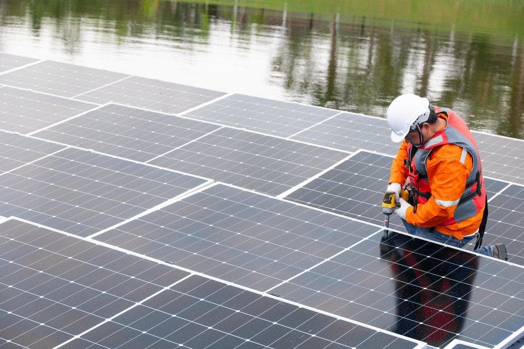 Photovoltaik-Module auf Wasserflächen für umweltfreundliche Stromversorgung