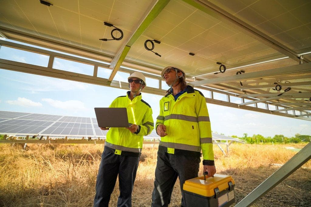 Ingenieurteam überwacht und wartet Photovoltaik-Anlage