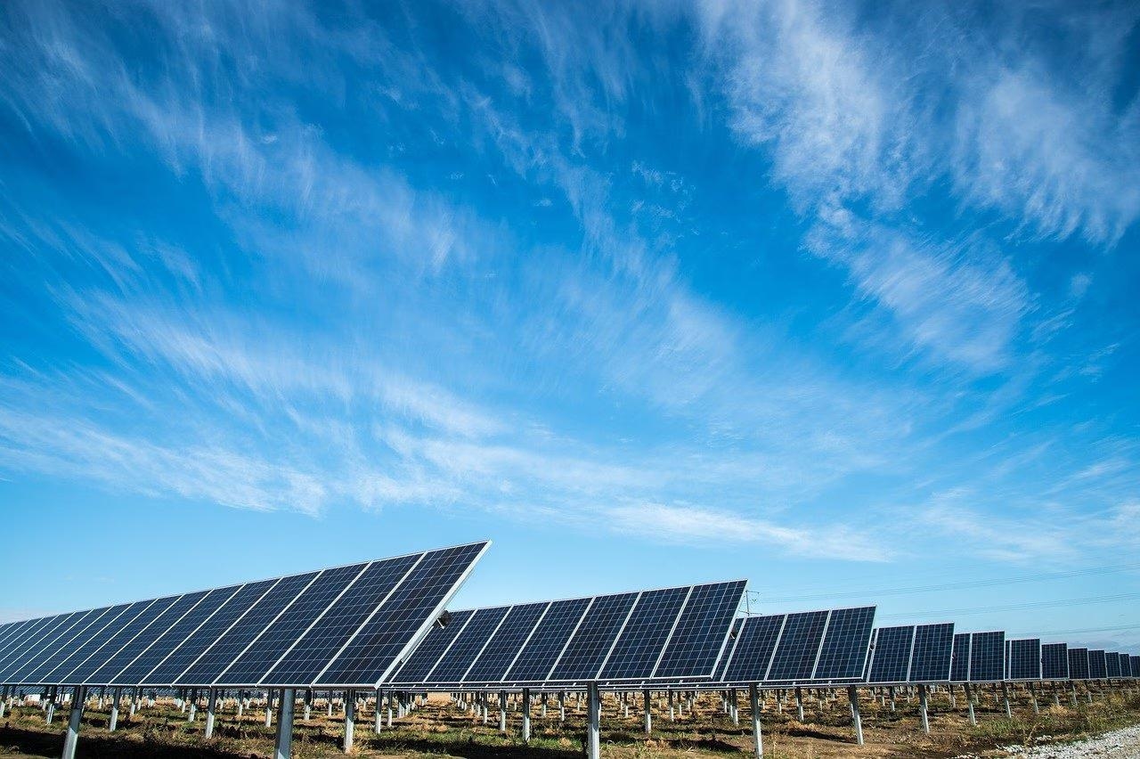 Referenzen: Photovoltaik-Panels auf Solarfarm für Solarenergie