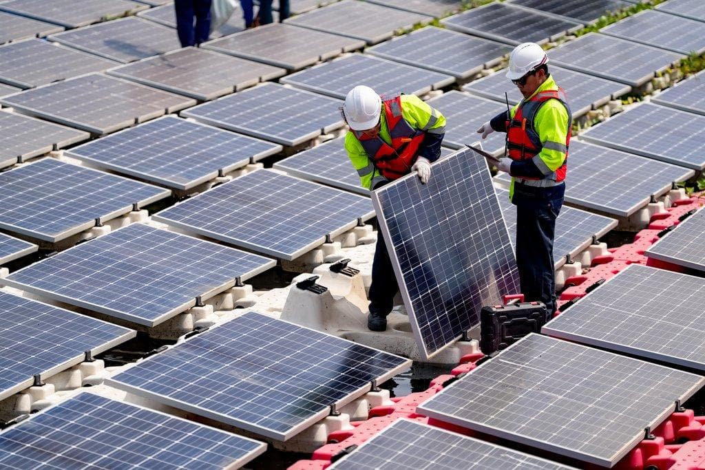 Schwimmende Solarpanels erzeugen sauberen Strom für erneuerbare Energie