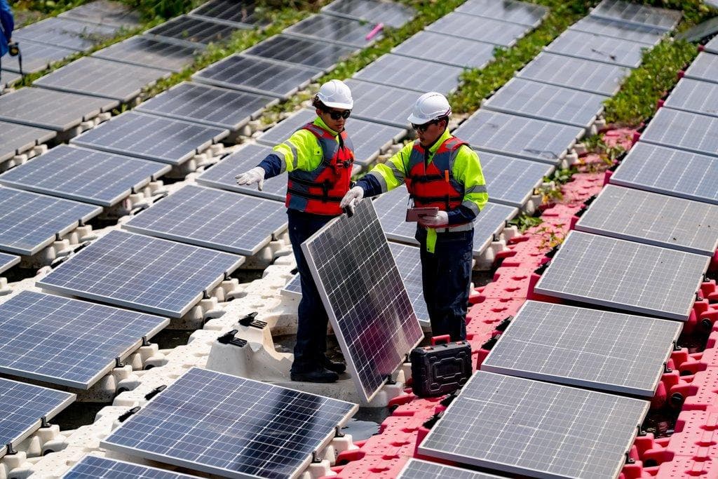 Floating-Solar-Technologie für sauberen Solarstrom aus erneuerbarer Energie