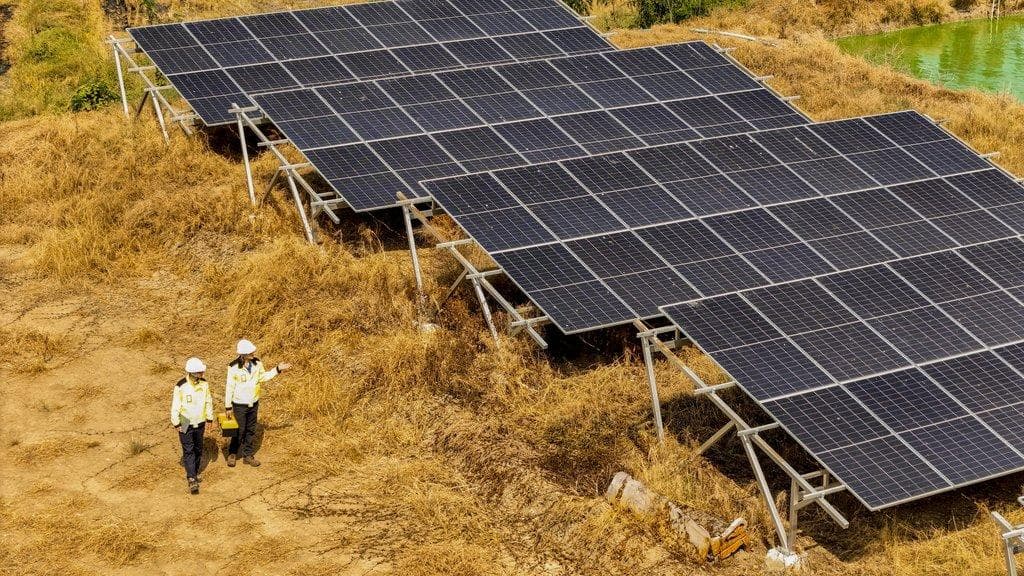 Erneuerbare-Energie-Projekt mit installierten Solarpanels