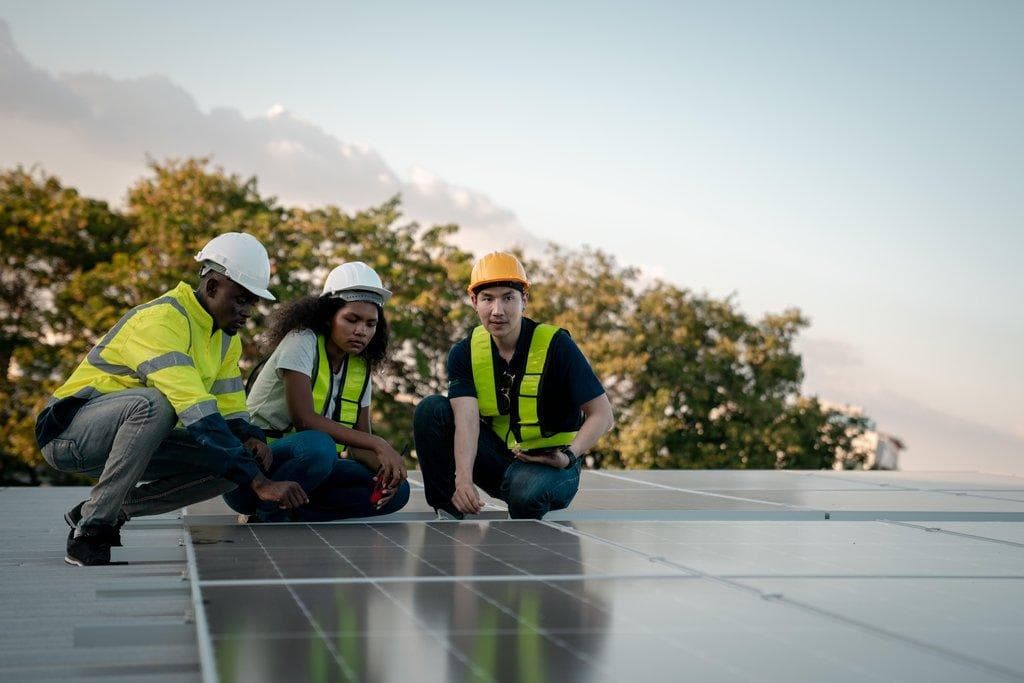 Service-Ingenieur überprüft Solarzelle auf Dach
