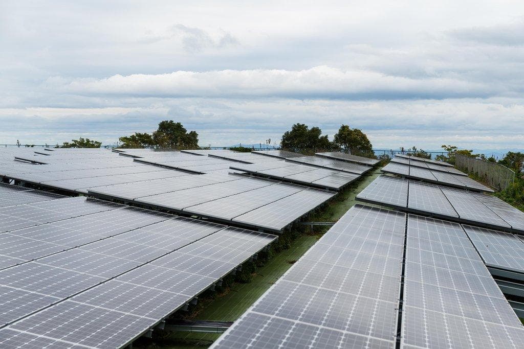 Solaranlage mit mehreren Photovoltaik-Panels