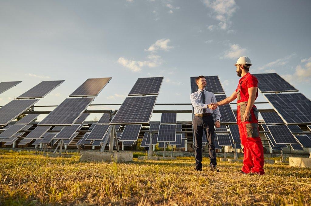 Ingenieur kontrolliert Solarmodul auf Hausdach